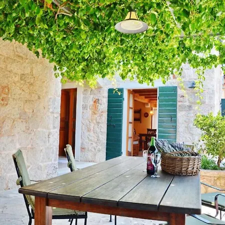 Holiday House With 3 Bedrooms - Twin House Hébergement de vacances Vrisnik