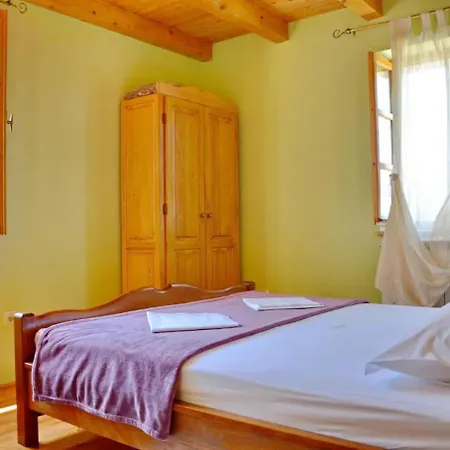 Holiday House With 3 Bedrooms - Twin House Vrisnik